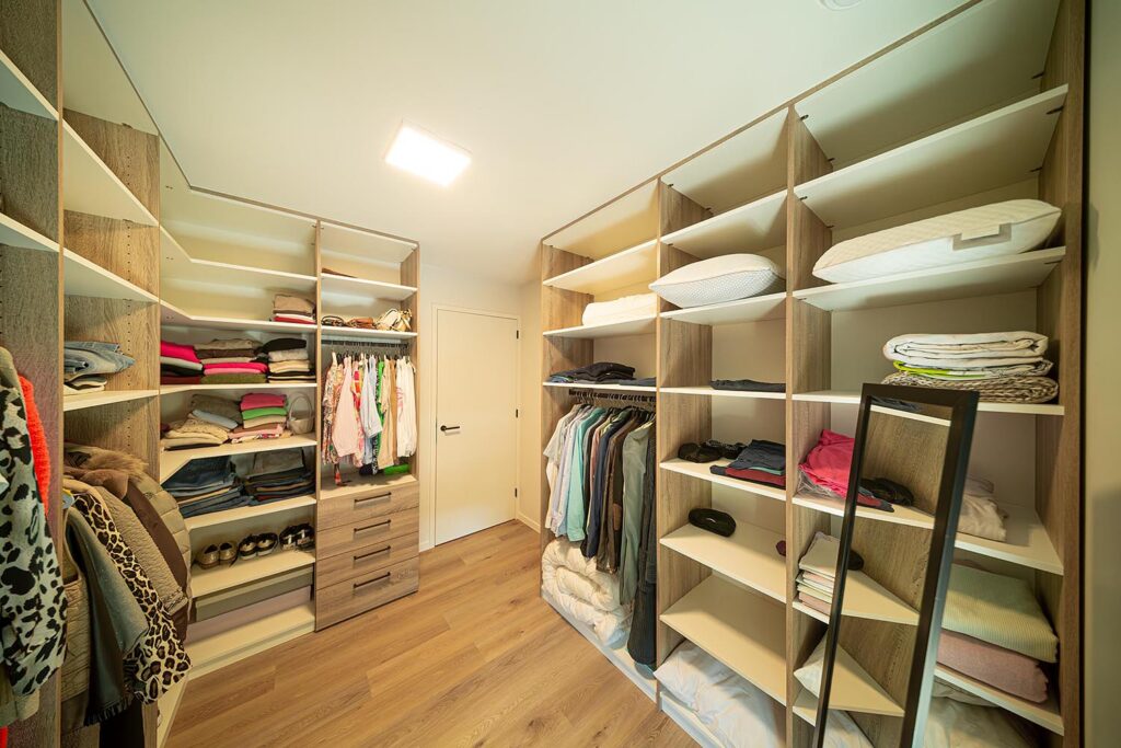Dressing & maatwerk | Keukens en maatwerk interieur | Euro Shop Roeselare
