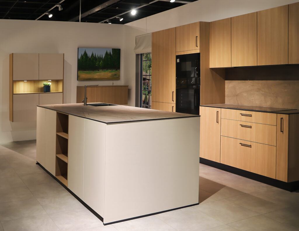 Toonzaal | Keukens en maatwerk interieur | Euro Shop Roeselare