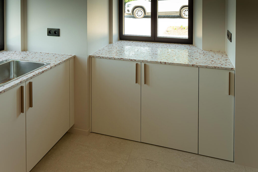 Interieur Project Aartrijke (bijkeuken) | Keukens en maatwerk interieur | Euro Shop Roeselare
